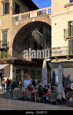 Osso di balena sospeso in un arco da un ristorante, Piazza delle Erbe, Verona, Veneto. Foto Stock