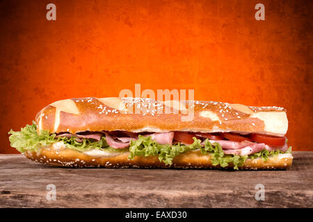 Grande sommergibile sandwich con prosciutto e verdure Foto Stock