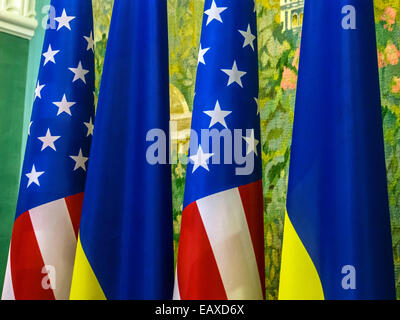 Kiev, Ucraina. Xxi Nov, 2014. Noi e ucraino flags -- Vice Presidente USA Joe Biden ha annunciato a Kiev per aumentare l'aiuto militare in Ucraina nel suo conflitto con la Russia. Tuttavia la leadership russa ha negato la presenza delle sue truppe in Donbass. Credito: Igor Golovnov/Alamy Live News Foto Stock