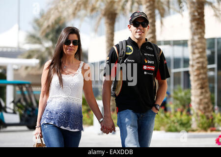 Abu Dhabi, negli Emirati Arabi Uniti. Xx Novembre, 2014. Motorsports: FIA Formula One World Championship 2014, il Gran Premio di Abu Dhabi, #13 Pastor Maldonado (VEN, Team Lotus F1) e la sua fidanzata Gabriella Tarkany Credito: dpa picture alliance/Alamy Live News Foto Stock