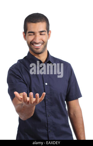 Arab uomo felice tiene qualcosa di vuoto nella sua mano isolata su uno sfondo bianco Foto Stock