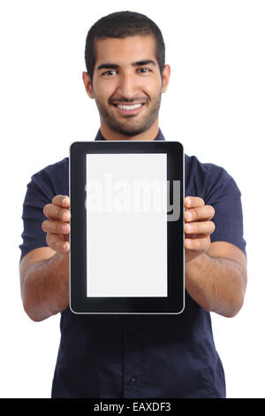 Uomo arabo che mostra un app in un vuoto nella schermata tablet isolato su uno sfondo bianco Foto Stock