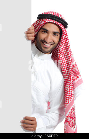 Arab arabia promotore uomo tenendo un cartello bianco isolato su uno sfondo bianco Foto Stock
