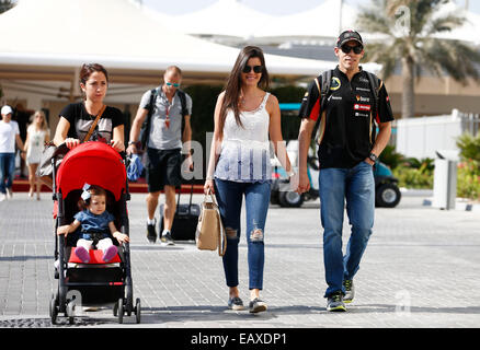 Abu Dhabi, negli Emirati Arabi Uniti. Xx Novembre, 2014. Motorsports: FIA Formula One World Championship 2014, il Gran Premio di Abu Dhabi, #13 Pastor Maldonado (VEN, Team Lotus F1) e la sua fidanzata Gabriella Tarkany Credito: dpa picture alliance/Alamy Live News Foto Stock