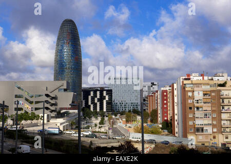 Spagna Catalonia Barcelona Plaça de les Glories Torre Agbar torre di uffici e Museo del Design DHUB Foto Stock