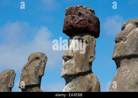 Cile, l'isola di pasqua, Hanga Nui. Parco Nazionale di Rapa Nui, Ahu Tongariki. Più grande piattaforma cerimoniale in tutti della Polinesia. Foto Stock