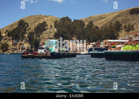 Caricate il traghetto sul lago Titicaca attraverso lo stretto di Tiquina il 10 ottobre 2014 in San Pedro de Tiquina, Bolivia Foto Stock