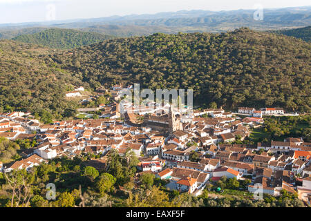 Tettuccio di angolo obliquo vista del villaggio di Alajar, Sierra de Aracena, provincia di Huelva, Spagna Foto Stock