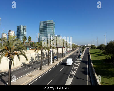 Spagna Catalogna Barcellona Parc Park Diagonal-Mar ufficio edificio lungo la strada costiera expressway Foto Stock