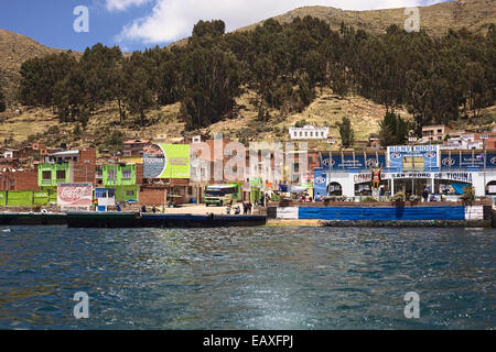 San Pedro de Tiquina presso lo stretto di Tiquina nel Lago Titicaca, Bolivia Foto Stock