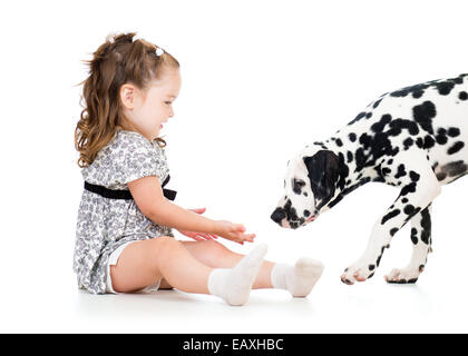 Bambino ragazza la riproduzione di cucciolo di cane Foto Stock