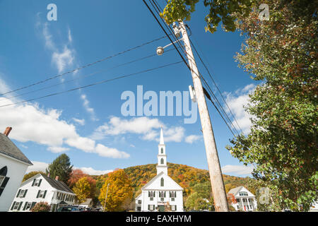 Chiesa e case angolo ampio effetto nella piccola città America. Newfane, Vermont, USA. Foto Stock