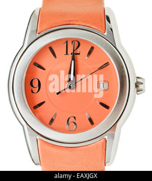 Ore dodici sul quadrante di un orologio da polso arancione isolati su sfondo bianco Foto Stock