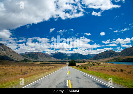 Suggestiva strada di montagna delle Alpi del Sud dell'Isola del Sud della Nuova Zelanda Foto Stock