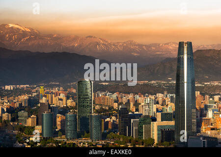 Vista di Santiago de Chile con Los Andes mountain range in retro Foto Stock