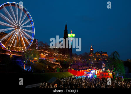 Edimburgo, Scozia, Regno Unito. 21 Novembre 2014. Le celebrazioni natalizie e natalizie di Edimburgo sono iniziate in modo puttesco con l'apertura delle bancarelle del mercato europeo e altre attrazioni ritardate oltre l'orario di apertura previsto delle 17:00, c'è una Grande ruota nei giardini di Princes Street East più una pista di pattinaggio sotto il monumento Scott Foto Stock