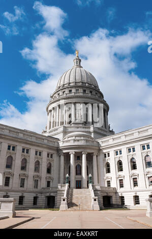 Stile Beaux Arts architettura del Wisconsin State Capitol e cupola sotto i cieli blu Foto Stock