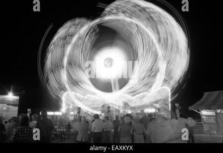 Questa foto degli Archivi di Stato della Florida mostra un volo alla Fiera della Florida settentrionale a Tallahassee. L'immagine cattura un momento di divertimento, offrendo uno sguardo alle attrazioni della fiera e alle tradizioni culturali dei primi anni del XX secolo in Florida. Foto Stock