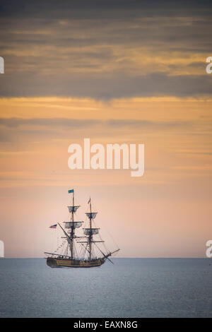 Bella e antica tall masted nave nella baia di Monterey. Foto Stock
