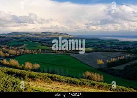 Una vista guardando verso sud est attraverso l'Isola di Wight dall alto Mottistone verso il basso con il villaggio di Brighstone qui di seguito. Foto Stock