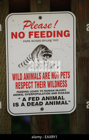 Accedi Stanley Park, Vancouver per chiedere a persone non alimentare animali selvatici: Si prega di non alimentare. Gli animali selvatici non sono animali domestici. Rispettare la loro natura selvaggia. I fili di alimentazione al pregiudizio umano, animale la sovrappopolazione e la malattia. Un fed animale è un animale morto. Foto Stock