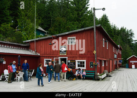 I turisti in centro storico antico villaggio di Telegraph Cove con quay e marina, dove Whale Watch tour operator Stubbs isola foglie durante la stagione estiva per guardare le balene killer, leoni di mare, aquile calve, balene, delfini, balenottere comuni e aquile calve Foto Stock