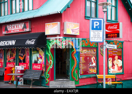 Edificio colorato denominato Drenkin Grill sul Laugavegur Streetin centro di Reykjavik, Islanda Foto Stock
