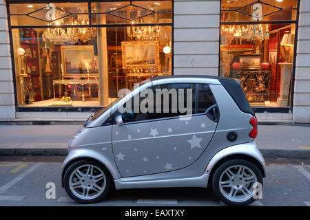 Parigi, Francia. Xxi Nov, 2014. Smart micro,mini,compact,micro auto,auto con decorazioni a stella,parcheggiato di fronte all antica arte negozio lungo la Rue de Miromesnil,a,alla moda elegante Street nel Quartiere 8 del centro di Parigi,le decorazioni di Natale e per fare shopping a Parigi. Credito: Paolo Quayle/Alamy Live News Foto Stock