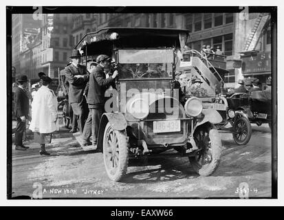 Questa immagine mostra un jitney bus di New York City, un tipo di trasporto condiviso popolare all'inizio del XX secolo. Jitneys ha fornito un'alternativa conveniente e flessibile ai normali servizi di autobus. Foto Stock