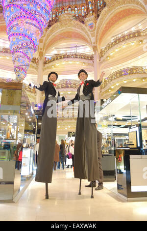 Parigi, Francia. Xxi Nov, 2014. Le decorazioni di Natale e lo shopping e stilt a piedi/stiltwalk artisti di intrattenimento presso Galeries Lafayette di Parigi. Credito: Paolo Quayle/Alamy Live News Foto Stock