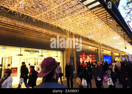 Parigi, Francia. Xxi Nov, 2014. Le decorazioni di Natale e lo shopping al Printemps department store, a Parigi. Credito: Paolo Quayle/Alamy Live News Foto Stock