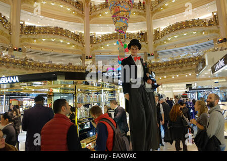 Parigi, Francia. Xxi Nov, 2014. Le decorazioni di Natale e lo shopping e stiltwalk artisti di intrattenimento presso Galeries Lafayette di Parigi. Credito: Paolo Quayle/Alamy Live News Foto Stock