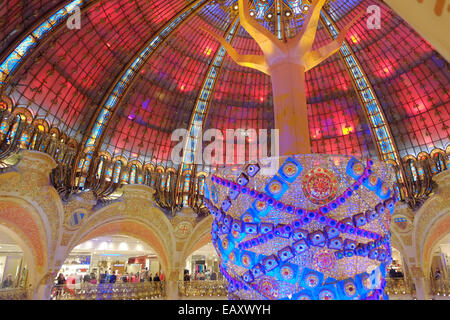 Parigi, Francia. Xxi Nov, 2014. Le decorazioni di Natale e di shopping al centro commerciale Galeries Lafayette di Parigi. Credito: Paolo Quayle/Alamy Live News Foto Stock