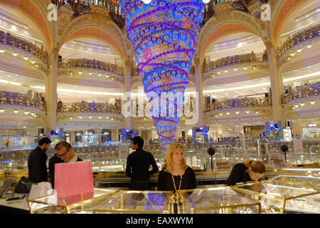 Parigi, Francia. Xxi Nov, 2014. Le decorazioni di Natale e di shopping al centro commerciale Galeries Lafayette di Parigi. Credito: Paolo Quayle/Alamy Live News Foto Stock