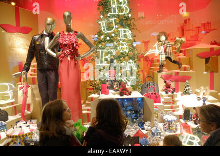 Parigi, Francia. Xxi Nov, 2014. Le decorazioni di Natale e lo shopping e finestra di visualizzazione dello shopping Burberry display a Printemps department store di Parigi. Credito: Paolo Quayle/Alamy Live News Foto Stock