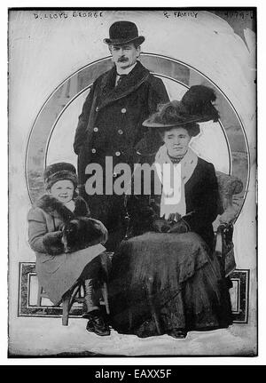 Questo ritratto raffigura David Lloyd George, ex primo ministro del Regno Unito, insieme alla sua famiglia, che riflette un momento storico della storia politica britannica. Foto Stock