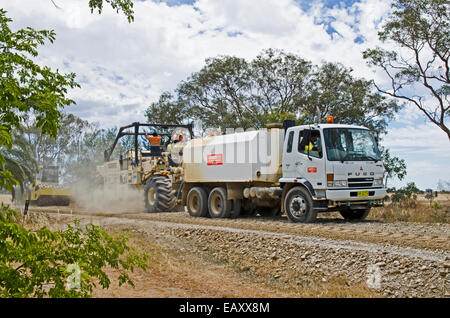 La costruzione di strade. Carrello acqua precedenti lo stabilizzatore seguita dal rullo pesante. Foto Stock