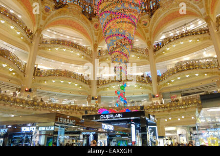 Parigi, Francia. Xxi Nov, 2014. Le decorazioni di Natale e di shopping al centro commerciale Galeries Lafayette di Parigi. Credito: Paolo Quayle/Alamy Live News Foto Stock