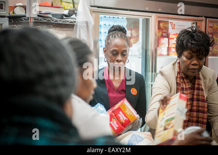 New York, Stati Uniti d'America. Xxi Nov, 2014. New York prima signora Chirlane McCray e dalla Dott.ssa Samuels Melony unirsi volontari al Bed-Stuy Coalizione Contro la Fame nel mondo di Brooklyn a New York il Venerdì, 21 novembre 2014 per assistere nella distribuzione di tacchini e altro cibo di insicurezza alimentare newyorkesi. Zuppa di cucine e gli alimenti riposterie sono difficile in questo periodo dell'anno e la BSCAH serve più di 2000 visitatori una settimana. (© Richard B. Levine) Foto Stock