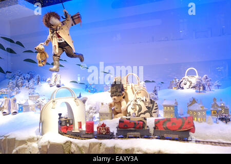 Parigi, Francia. Xxi Nov, 2014. Le decorazioni di Natale e per fare shopping a Parigi. Burberry shop window display a Printemps department store. Credito: Paolo Quayle/Alamy Live News Foto Stock