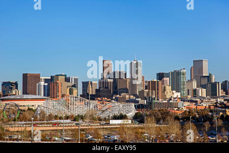 Denver, Colorado - centro di Denver, con la Elitch Gardens Amusement Park in primo piano. Foto Stock