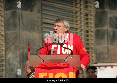 Napoli, Italia. Xxi Nov, 2014. Mauricio Landini dare la parola durante il metallo lavoratori dal FIOM CGIL protesta contro l'anti- governo misure di austerità a Napoli . Circa venti mila hanno partecipato alla processione, all'ingresso della sede di Federico II e si è conclusa con la finale al rally di Piazza Matteotti. Credito: Salvatore Esposito/Pacific Press/Alamy Live News Foto Stock