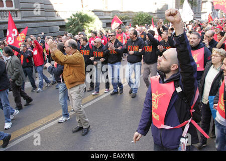 Napoli, Italia. Xxi Nov, 2014. Metallo lavoratori dal FIOM CGIL portare striscioni e gridare slogan in una protesta contro l'anti- governo misure di austerità a Napoli . Circa venti mila hanno partecipato alla processione, all'ingresso della sede di Federico II e si è conclusa con la finale al rally di Piazza Matteotti. Credito: Salvatore Esposito/Pacific Press/Alamy Live News Foto Stock