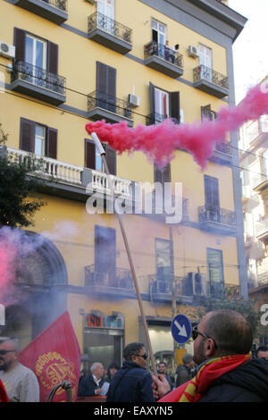 Napoli, Italia. Xxi Nov, 2014. Metallo lavoratori dal FIOM CGIL portare striscioni e gridare slogan in una protesta contro l'anti- governo misure di austerità a Napoli . Circa venti mila hanno partecipato alla processione, all'ingresso della sede di Federico II e si è conclusa con la finale al rally di Piazza Matteotti. Credito: Salvatore Esposito/Pacific Press/Alamy Live News Foto Stock