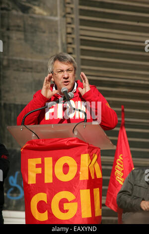 Napoli, Italia. Xxi Nov, 2014. Mauricio Landini dare la parola durante il metallo lavoratori dal FIOM CGIL protesta contro l'anti- governo misure di austerità a Napoli . Circa venti mila hanno partecipato alla processione, all'ingresso della sede di Federico II e si è conclusa con la finale al rally di Piazza Matteotti. Credito: Salvatore Esposito/Pacific Press/Alamy Live News Foto Stock