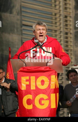 Napoli, Italia. Xxi Nov, 2014. Mauricio Landini dare la parola durante il metallo lavoratori dal FIOM CGIL protesta contro l'anti- governo misure di austerità a Napoli . Circa venti mila hanno partecipato alla processione, all'ingresso della sede di Federico II e si è conclusa con la finale al rally di Piazza Matteotti. Credito: Salvatore Esposito/Pacific Press/Alamy Live News Foto Stock