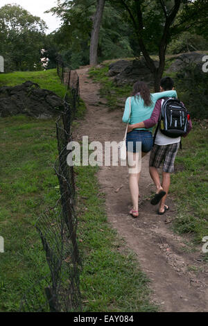 Una giovane coppia passeggiate nel Central Park di New York. Foto Stock