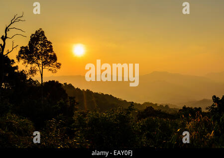 Luce dorata del tramonto sulla catena montuosa da Panoen Thung punto panoramico a Kaeng Krachan National Park Phetchaburi provincia in Foto Stock