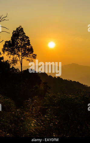 Luce dorata del tramonto sulla catena montuosa da Panoen Thung punto panoramico a Kaeng Krachan National Park Phetchaburi provincia in Foto Stock