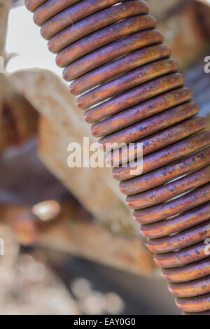 Molla in metallo/bobina da macchinari agricoli. Foto Stock
